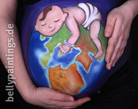 Bellypainting Baby auf Weltkugel